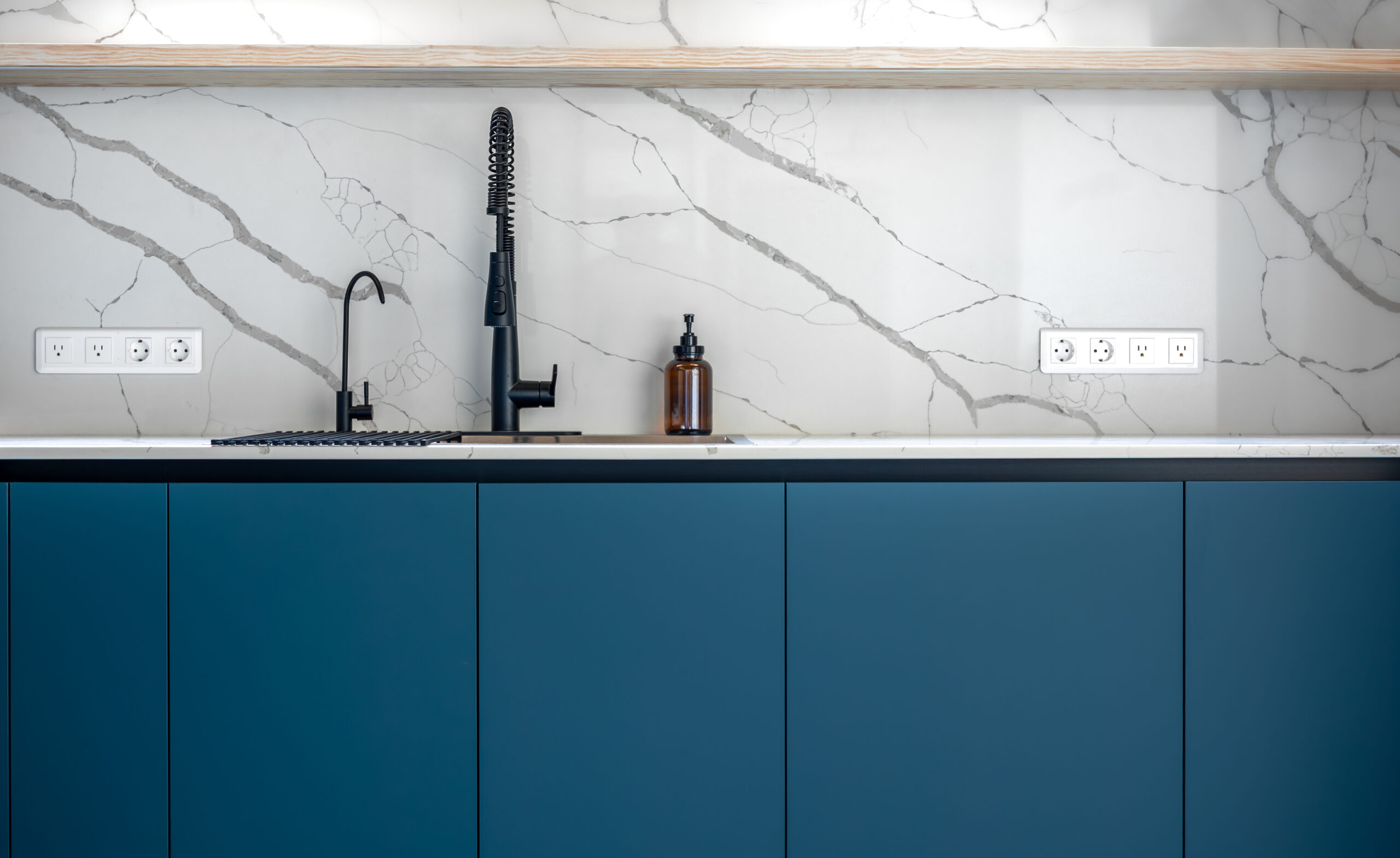 white glass splashbacks